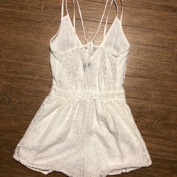 ❌ SOLD Kendall & Kylie lace romper - Picture 2 of 2